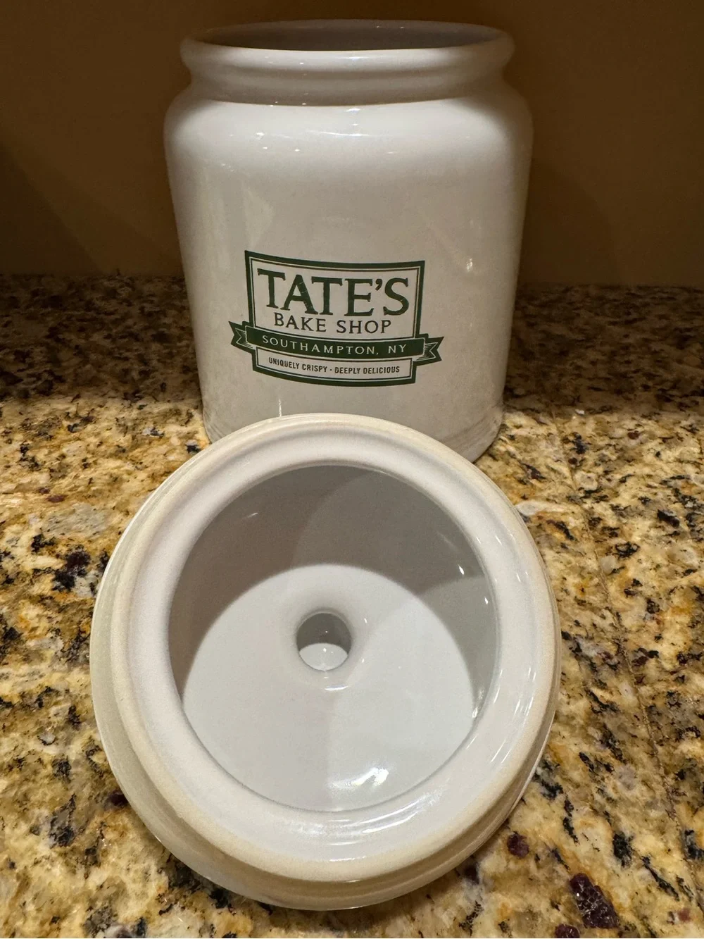 Tate’s Bake Shop Ceramic Cookie Jar 10” tall w/lid South Hampton, Long Island NY